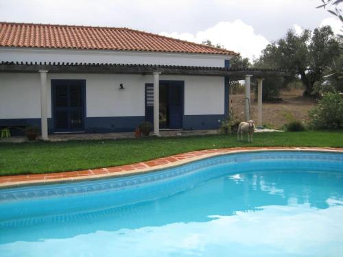 Bazén v ubytování Monte das Beatas - Alojamento Local nebo v jeho okolí