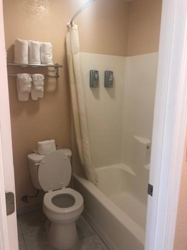 A bathroom at Pinn Road Inn and Suites Lackland AFB and Seaworld