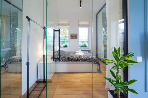 Zimmer mit einem Bett und einer Glastür in der Unterkunft Deluxe Prince Machabeli Suite in Tbilisi City