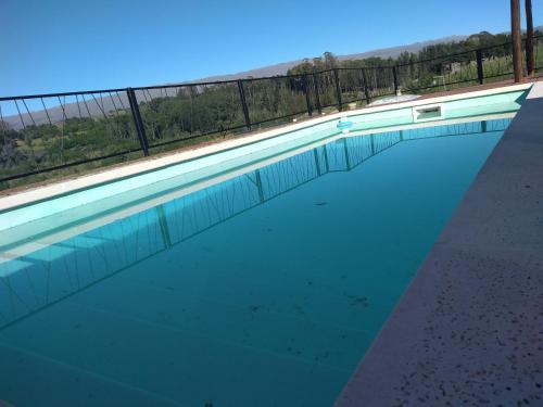 Piscina en o cerca de Gran Cabaña en Villa Yacanto