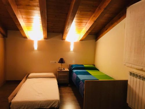 Säng eller sängar i ett rum på Puerta de Sobrarbe - Torreciudad