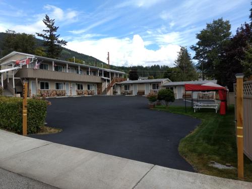 a large parking lot in front of a motel at City Centre Motel in Creston