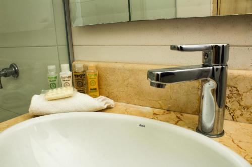 Bilik mandi di Hotel Med Centro - Marcari