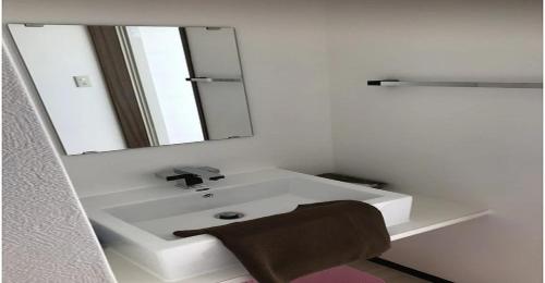 y baño con lavabo blanco y espejo. en 220 Kouri Nakijin-son - Hotel / Vacation STAY 8713 en Nakijin