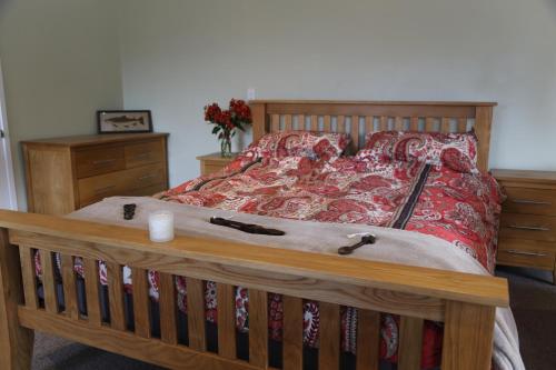 Un pat sau paturi într-o cameră la The Sanctuary at The Havens Motueka River Valley