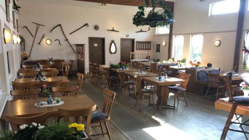 un restaurante con mesas de madera y sillas en una habitación en Hotel Zierow - Urlaub an der Ostsee, en Wismar