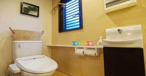 uma casa de banho com um WC branco e um lavatório. em 41-2 Surugamachi - Hotel / Vacation STAY 8330 em Nara