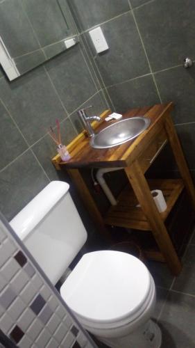 y baño con aseo y lavamanos. en Depto 4 en San Clemente del Tuyú