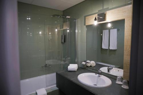 uma casa de banho com um lavatório e um chuveiro em Amoras Country House Hotel em Proença-a-Nova