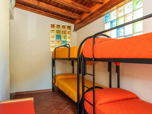two bunk beds in a room with a window at Résidence Villa Smeralda in Telti