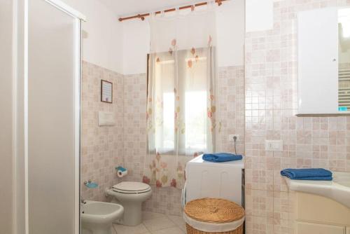 a bathroom with a toilet and a sink at Résidence Villa Smeralda in Telti