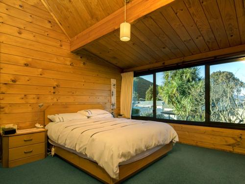 Een bed of bedden in een kamer bij mulberry house