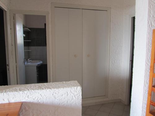 - une armoire blanche dans la salle de bains pourvue d'un lavabo dans l'établissement Sole e Mare, à Santa-Maria-Poggio