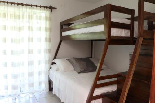 Divstāvu gulta vai divstāvu gultas numurā naktsmītnē EXCLUSIVA VILLA EN LA ZONA HOTELERA DE IXTAPA_ZIHUATANEJO
