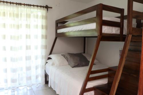 a bedroom with two bunk beds and a bed at EXCLUSIVA VILLA EN LA ZONA HOTELERA DE IXTAPA_ZIHUATANEJO in Ixtapa