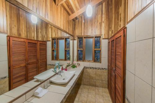 Kylpyhuone majoituspaikassa Los Pinos Cabins & Reserve