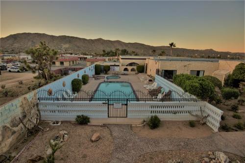 een luchtzicht op een huis met een zwembad bij Americas Best Value Inn and Suites -Yucca Valley in Yucca Valley