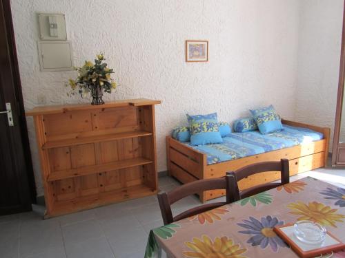 - une chambre avec deux lits, une commode et une table dans l'établissement Sole e Mare, à Santa-Maria-Poggio