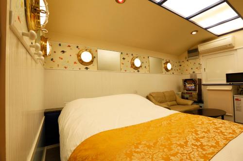 a bedroom with a bed and a kitchen at ホテルファインシエル鳥取砂丘店 - 大人専用 in Tottori