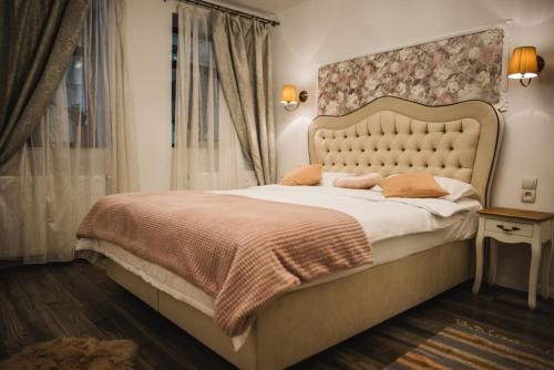 Postel nebo postele na pokoji v ubytování Glam Rose&White Downtown