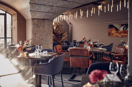 a restaurant with tables and chairs in a room at Fort Resort Beemster in Zuidoostbeemster