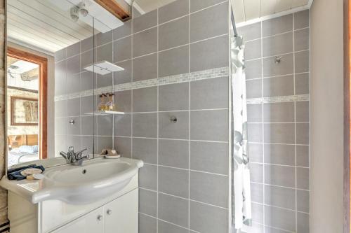 a bathroom with a sink and a shower at Maison de vacances Le Mas des papillons in Fargues