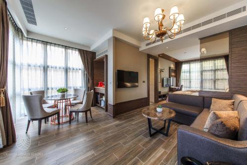 a living room with a couch and a table at Grand Cosmos Resort Ruisui Hualien in Ruisui