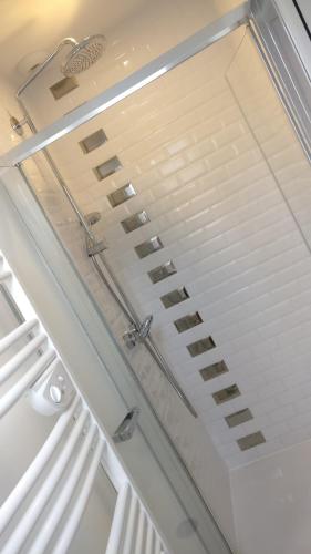 - un plafond dans une chambre dotée d'un plafond blanc dans l'établissement Le Rooftop des Halles, à Biarritz