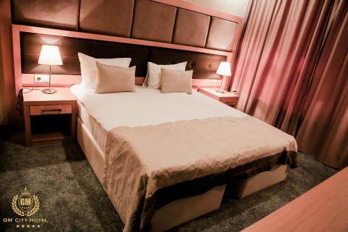 מיטה או מיטות בחדר ב-GM City Hotel