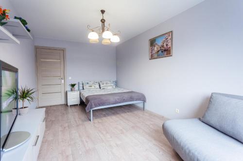 una sala de estar con una cama y un sofá en Apartment Obolon metro station, en Kiev