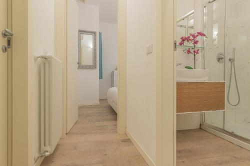 La salle de bains est pourvue d'un lavabo, de toilettes et d'un miroir. dans l'établissement Casa Manoli Varenna, à Varenna