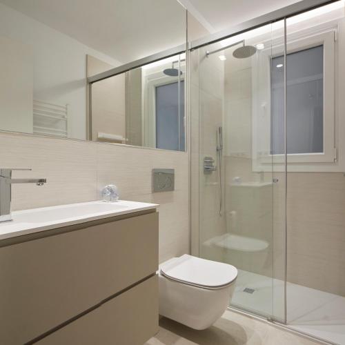 a bathroom with a toilet and a glass shower at Mayflower by FeelFree Rentals in San Sebastián
