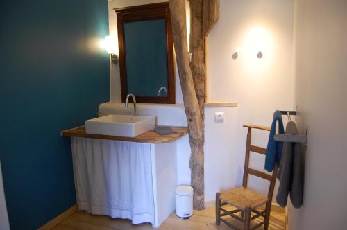 baño con lavabo y árbol. en Chambre d'hôte et gîte de Cantagrel en Saint-Cirq-Lapopie