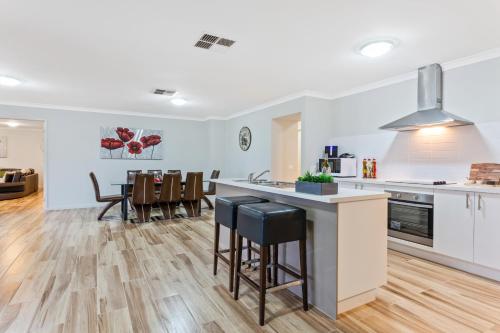 
A kitchen or kitchenette at Bulla Hill Villas - Melbourne Airport
