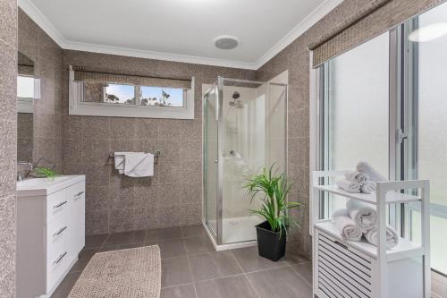 a bathroom with a shower and a sink at Bulla Hill Villas Convenient Group Accommodation Near the Airport in Bulla