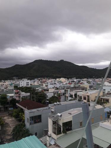 a view of a city with buildings and a mountain at Anh Quân Hotel in Quy Nhon