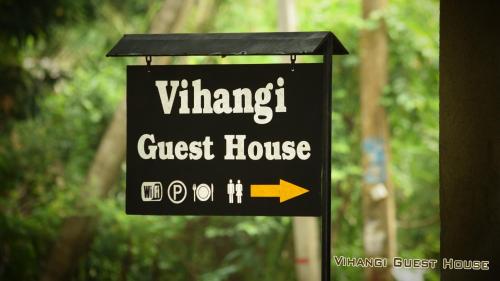 Vihangi Guesthouseに飾ってある許可証、賞状、看板またはその他の書類
