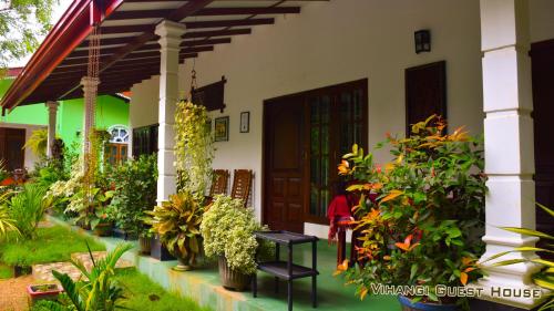 Vihangi Guesthouseにある庭