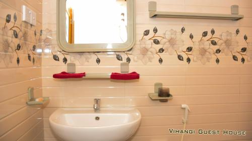 Kylpyhuone majoituspaikassa Vihangi Guesthouse