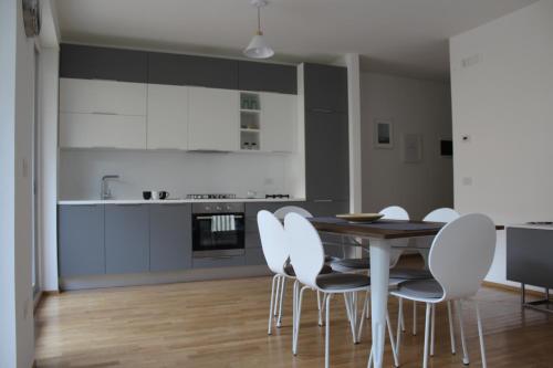 eine Küche und ein Esszimmer mit einem Tisch und Stühlen in der Unterkunft Appartamento Santa Lucrezia in Polignano a Mare