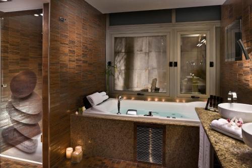 Bilik mandi di Melia Madrid Princesa