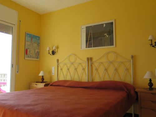 ロザスにあるAlacant49のベッドルーム1室(黄色い壁のベッド1台付)