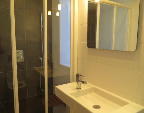 ロザスにあるAlacant49のバスルーム(シンク、鏡付きシャワー付)