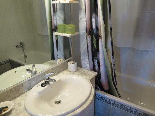 ロザスにあるHuesca 19のバスルーム(シンク、鏡、バスタブ付)