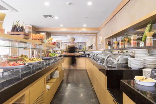 a restaurant kitchen with a chef preparing food at İstanbul Medikal Termal in Tuzla