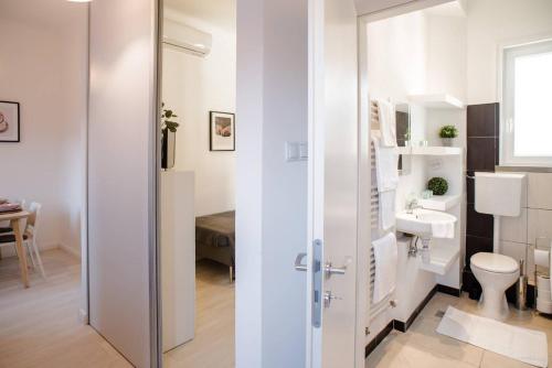 ブダペストにあるVery central, new and comfy apartment with A/Cの白いバスルーム(トイレ、シンク付)
