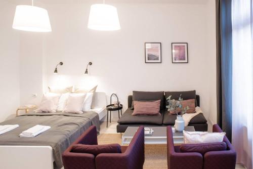 ブダペストにあるVery central, new and comfy apartment with A/Cのリビングルーム(ベッド1台、ソファ付)