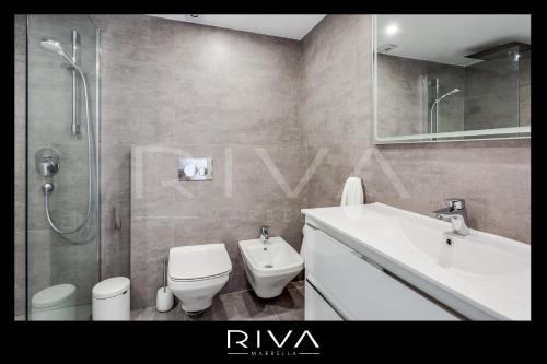 マルベーリャにあるby Riva - 4 bedroom apartment in Dama de nocheのバスルーム(トイレ、洗面台、シャワー付)