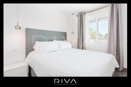 マルベーリャにあるby Riva - 4 bedroom apartment in Dama de nocheの白い枕と窓が備わる白いベッド