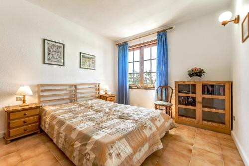 - une chambre avec un lit, une commode et une fenêtre dans l'établissement Spectacular views first line 2 bedrooms apartment, à Santiago del Teide